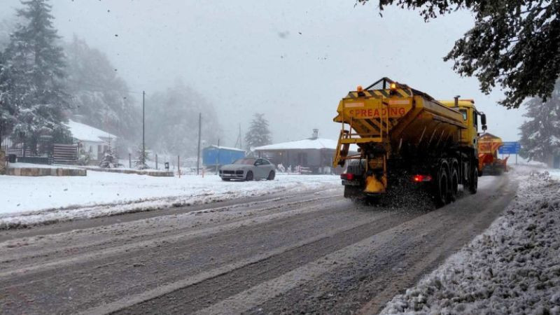 Зимата пак ни изненада: Проходите отново затрупани
